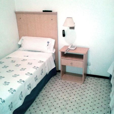 Mari Plaza Hotel Буенос Айрес Екстериор снимка